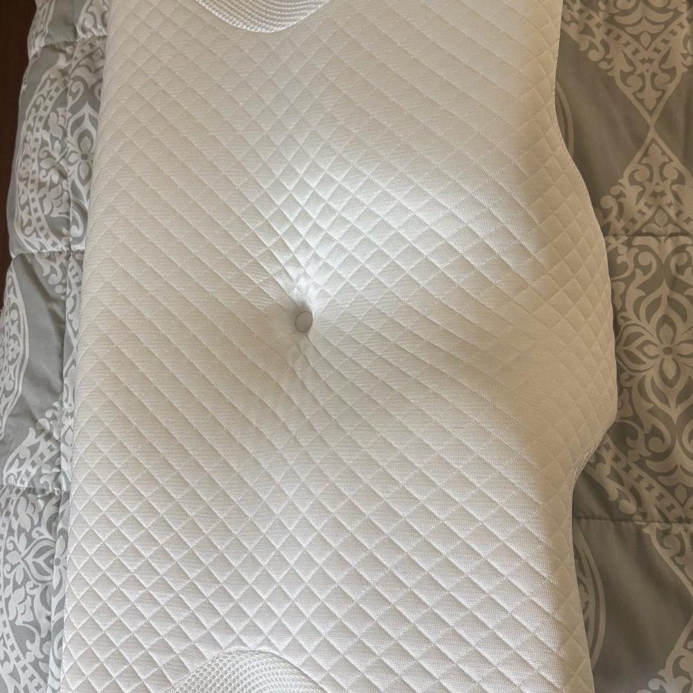 Contoured Quilted White Memory Foam Pillow